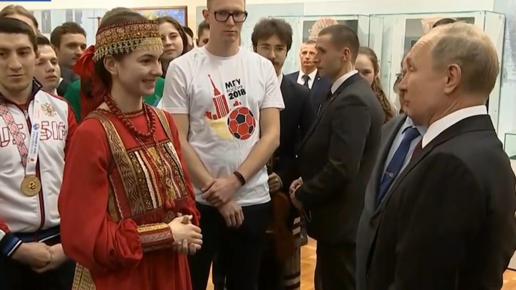 Владимир Путин с похвалой отозвался о мордовском национальном костюме