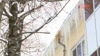 Власти Саранска акцентируют внимание на своевременной уборке сосулек и наледи с крыш многоквартирных домов.