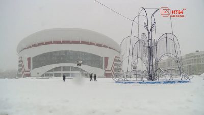 Арт-объект на площади Тысячелетия рядом с фонтаном «Звезда Мордовии»