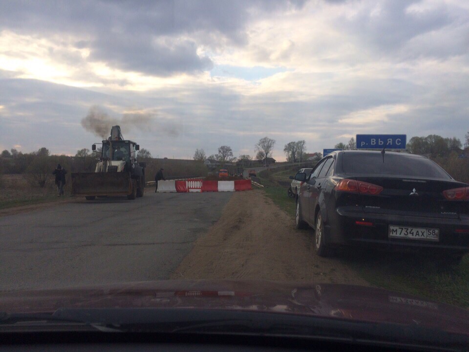 В Семилее сад и школа отрезаны от жилых домов.