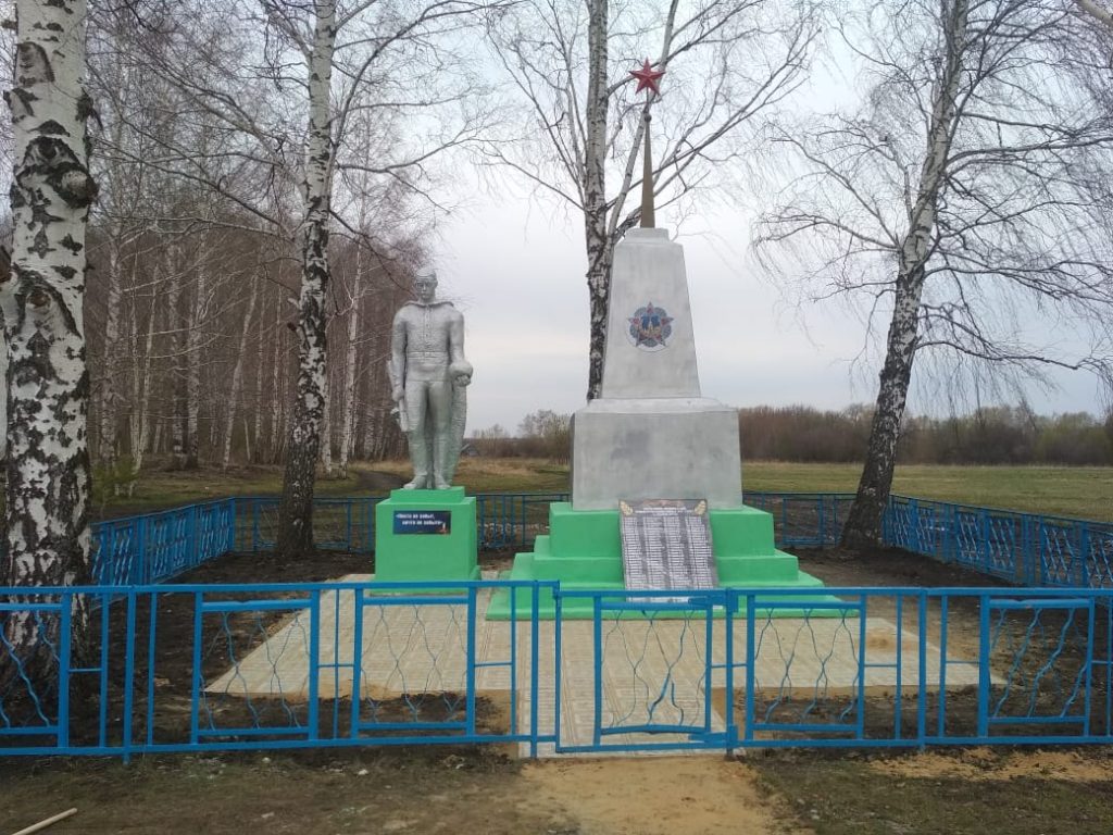 Памятник в селе. Село Спасские Мурзы Мордовия. Спасские Мурзы Ардатовского района. Памятник воинам в селе Спасские Мурзы. Памятник павшим воинам Поводимово Мордовия.