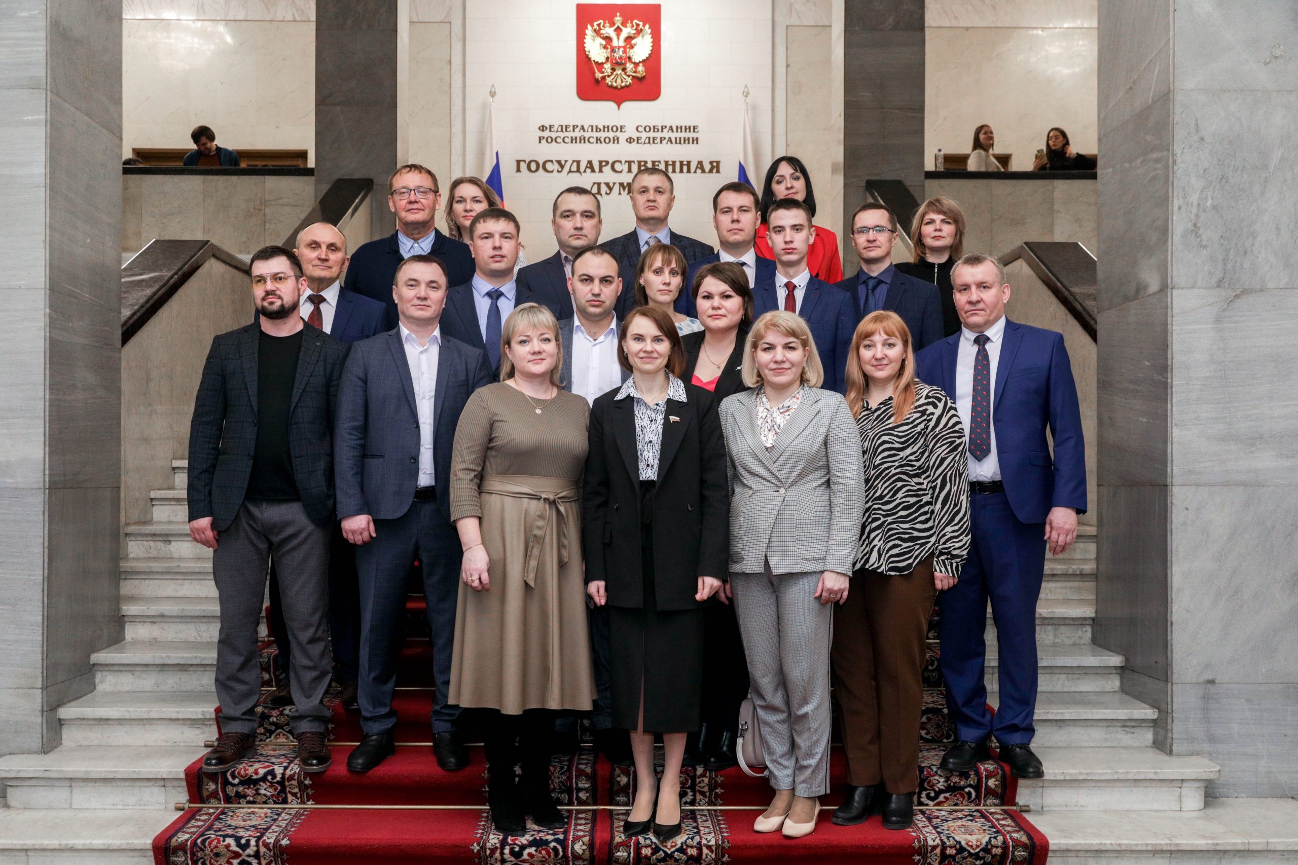 НТМ» — Народное телевидение Мордовии Юлия Оглоблина вручила удостоверения  помощников депутата 19 активистам из Мордовии